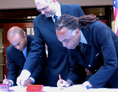 Gilberto Gil, Alvaro Lima, and Deraldo Ferreira at the signing ceremony