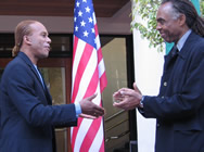 Deraldo greeting Gilberto Gil